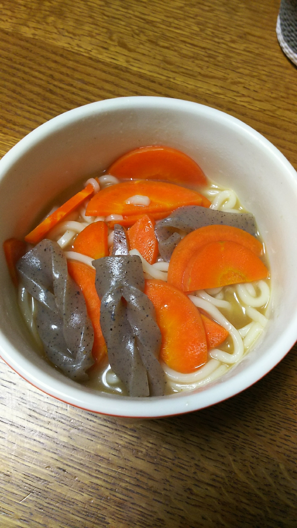 こんにゃくと人参のおうどんの写真
