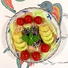 生ハム、キウイを入れて、サラダ