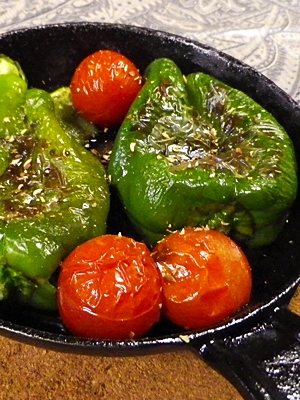 グリルパンで、ピーマンミニトマトの油焼きの写真