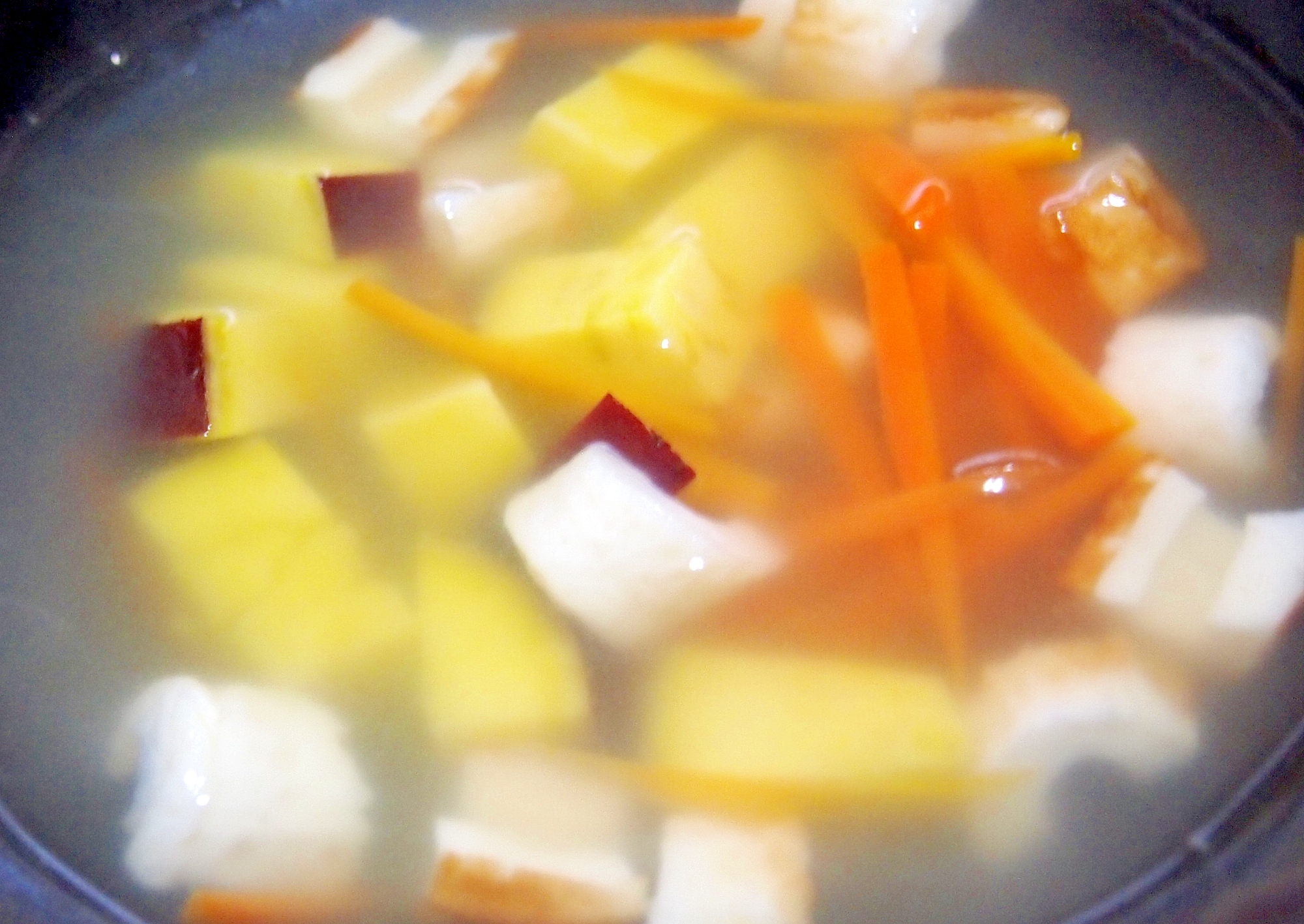 にんじんとさつまいもとちくわのスープの写真