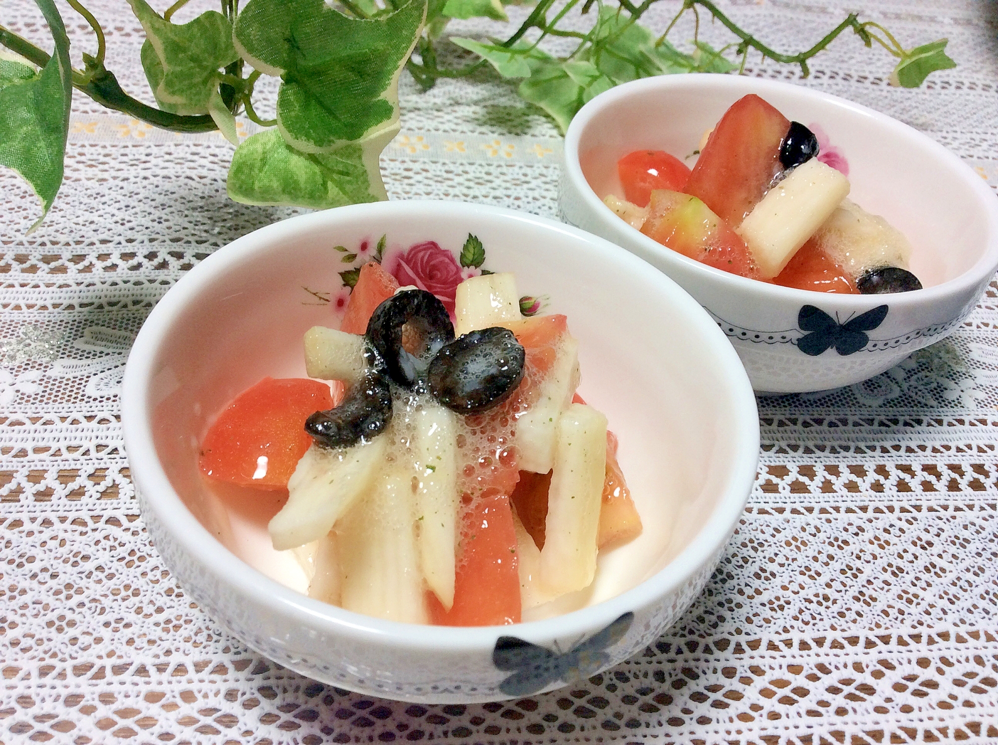 長いもとトマトとオリーブの塩麹和えの写真