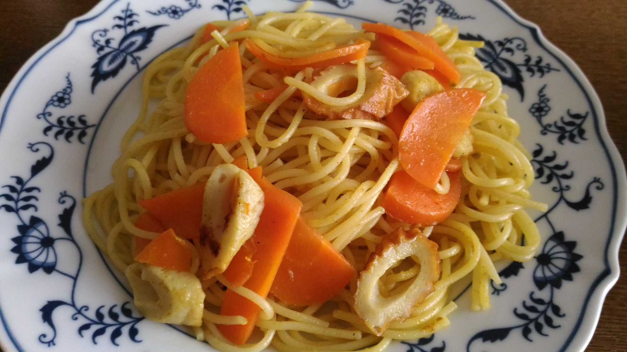 竹輪と人参のカレー風味パスタの写真