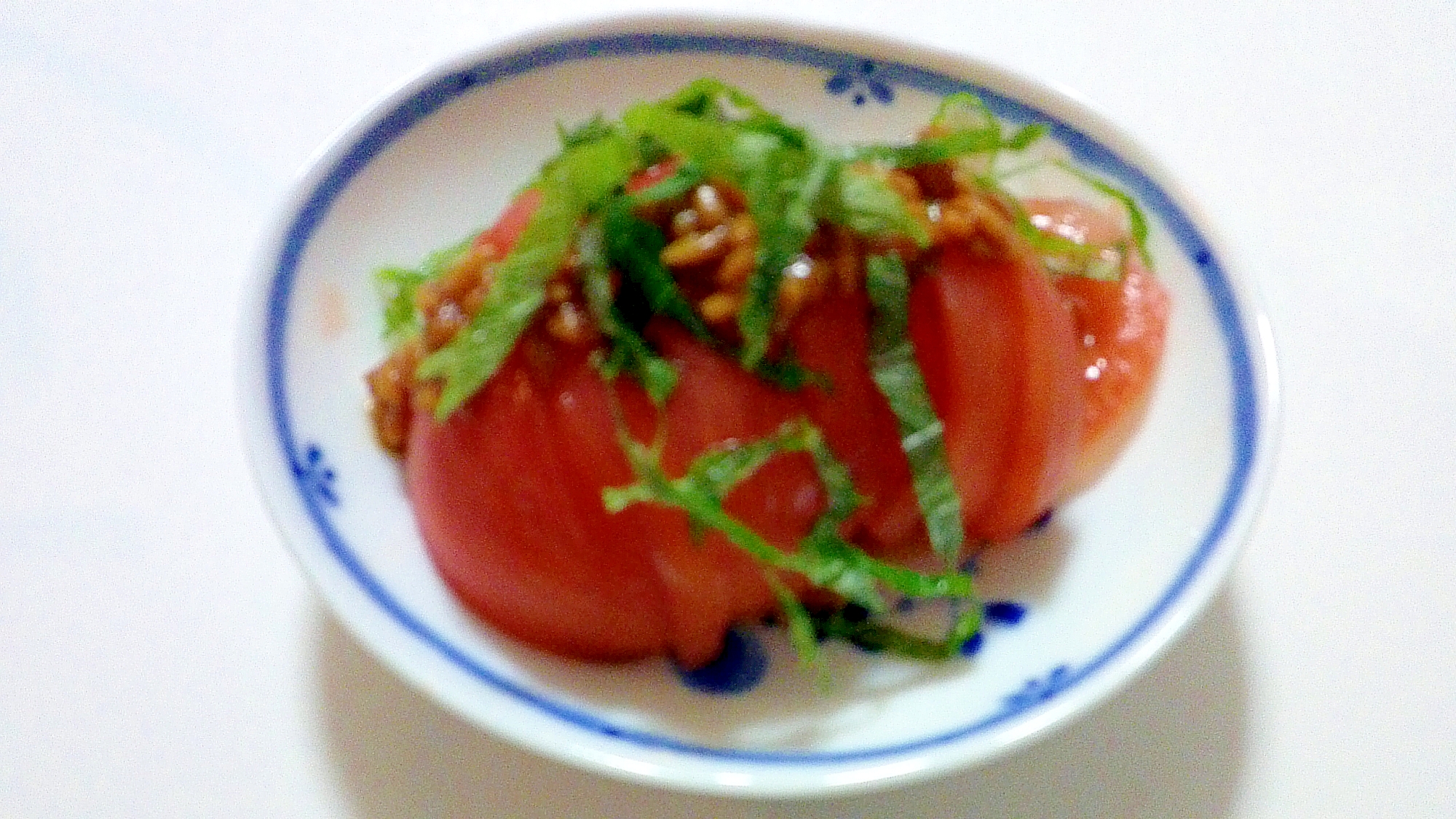 トマトの大葉と醤油麹の香味サラダの写真