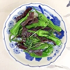 ししとう、きくらげ、豆苗の炒め物の写真