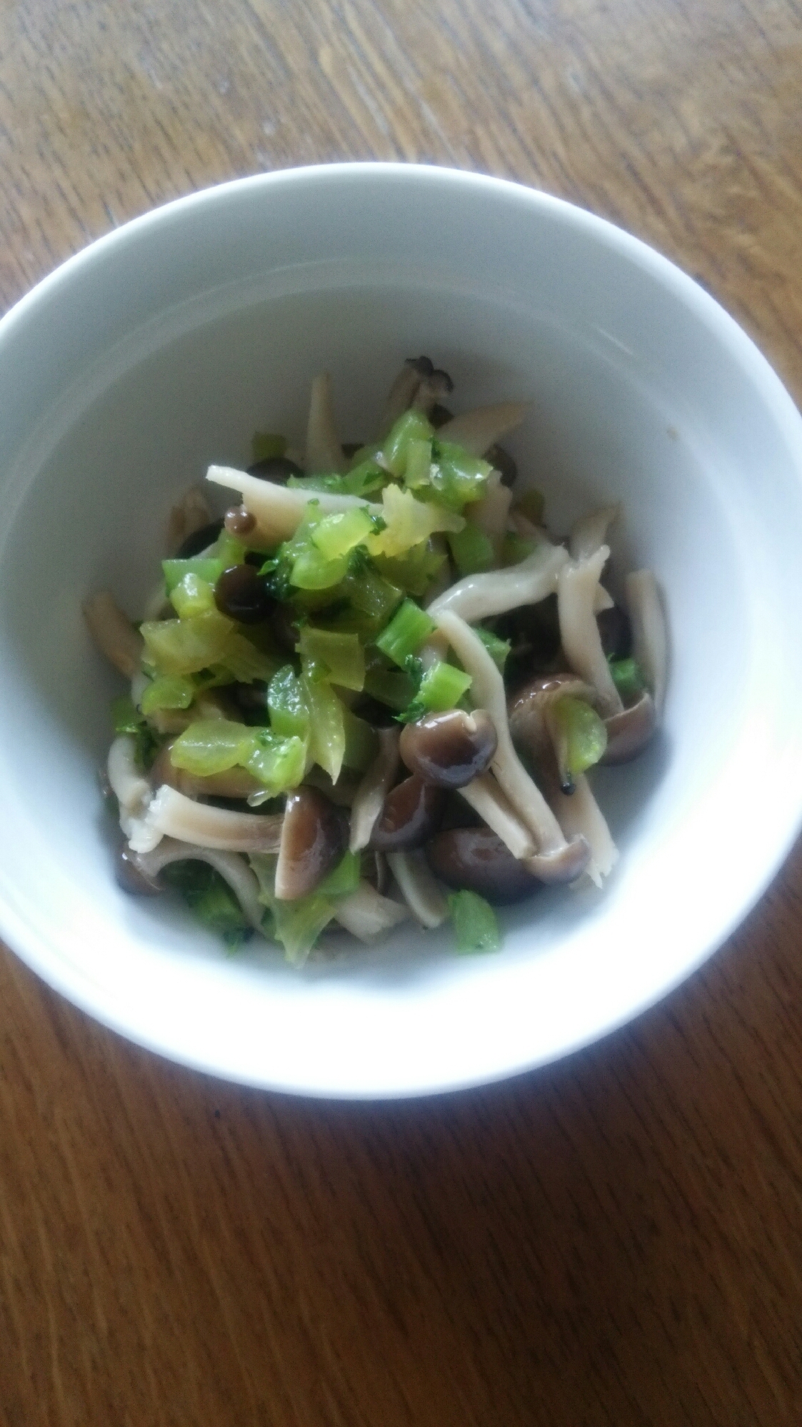 しめじと大根菜の鶏ガラあえの写真