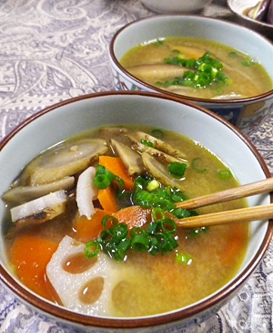バター根菜椎茸味噌汁の写真