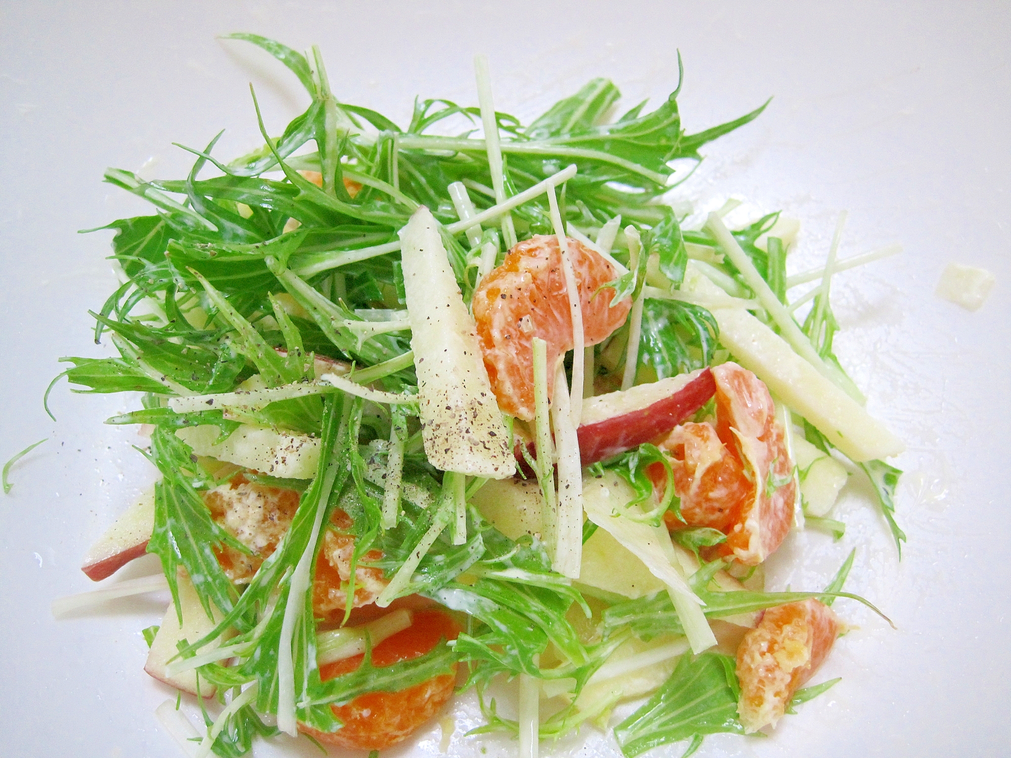 水菜とりんごのシャキシャキサラダの写真