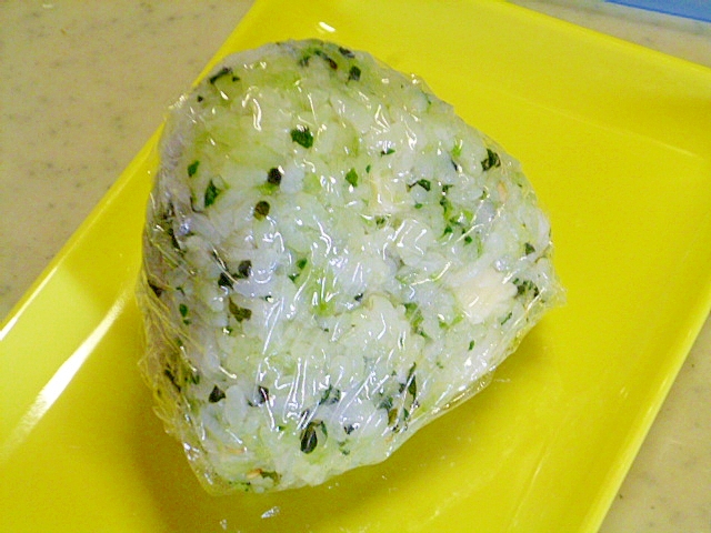 簡単♪お弁当に♪大根の葉とワカメのチーズおにぎりの写真