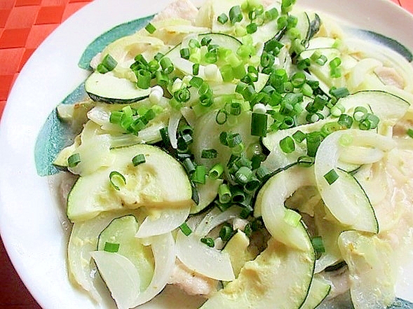 レンジで簡単！鶏むね肉と野菜の柚子こしょうマヨ蒸しの写真