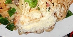 ピーマンとベーコンのチーズパスタの写真
