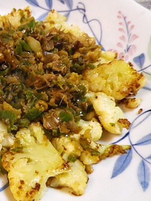 焼きカリフラワーのピーマンソースがけの写真