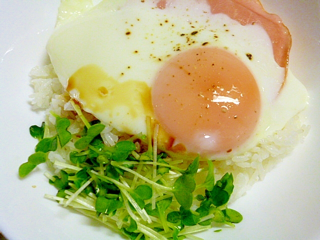 簡単♪ワンプレートランチ♪ハムエッグのせ丼の写真