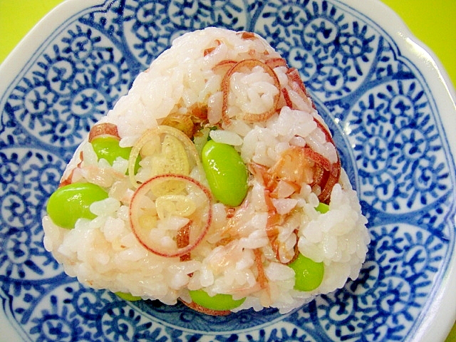酢飯で☆みょうがと枝豆のおかかおにぎりの写真