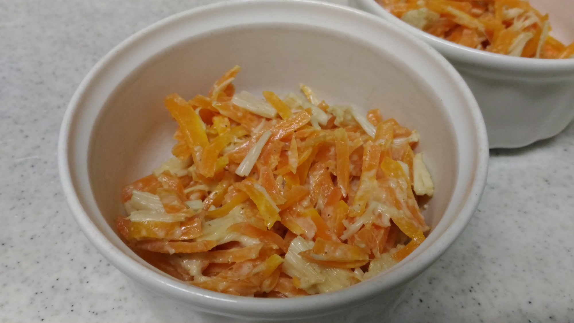 人参とエノキの石づきの味噌マヨ和えの写真