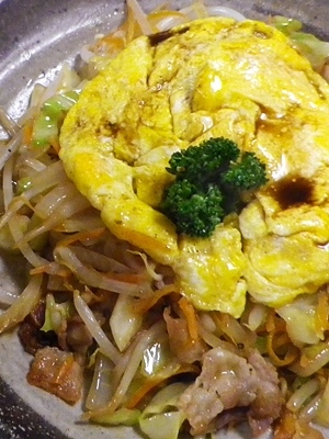 肉野菜の卵のせ鎮江香醋がけの写真