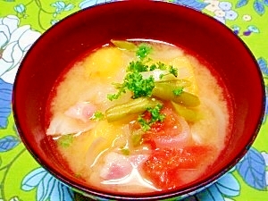 我が家の定番☆トマトのお味噌汁の写真