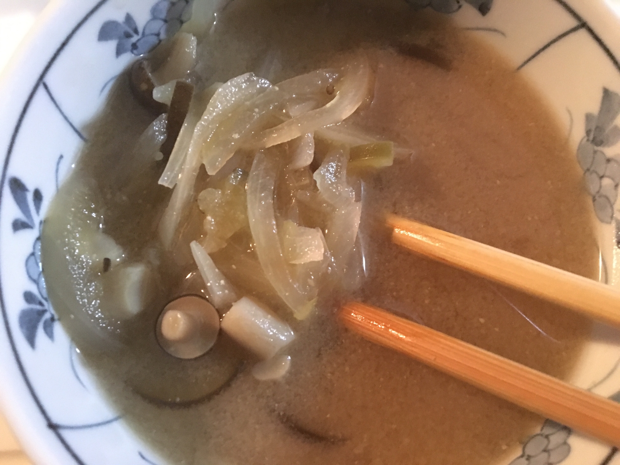 玉ねぎとシメジとなすの冷汁の写真