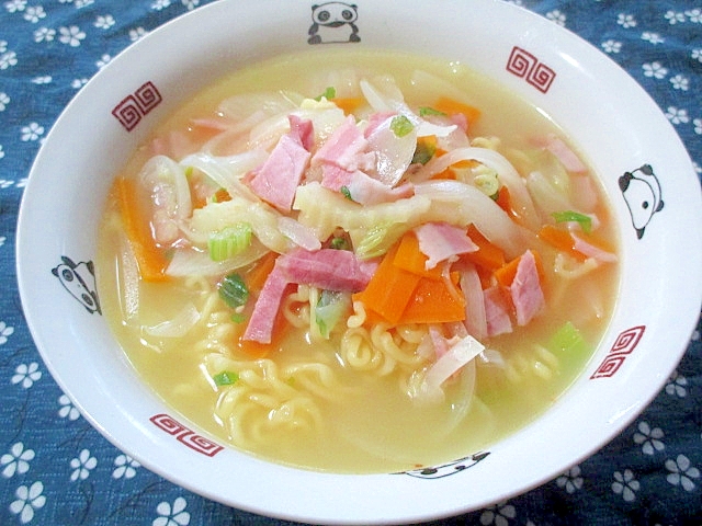 セロリとベーコンの塩ラーメンの写真