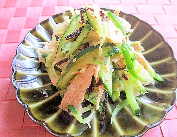 レンジ蒸し鶏とぬか漬けきゅうりの和えものの写真