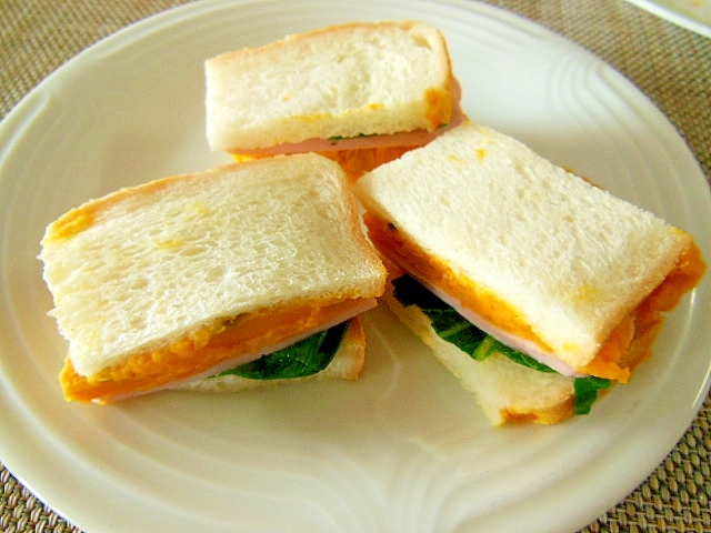 かぼちゃサラダと小松菜のサンドイッチ♪の写真