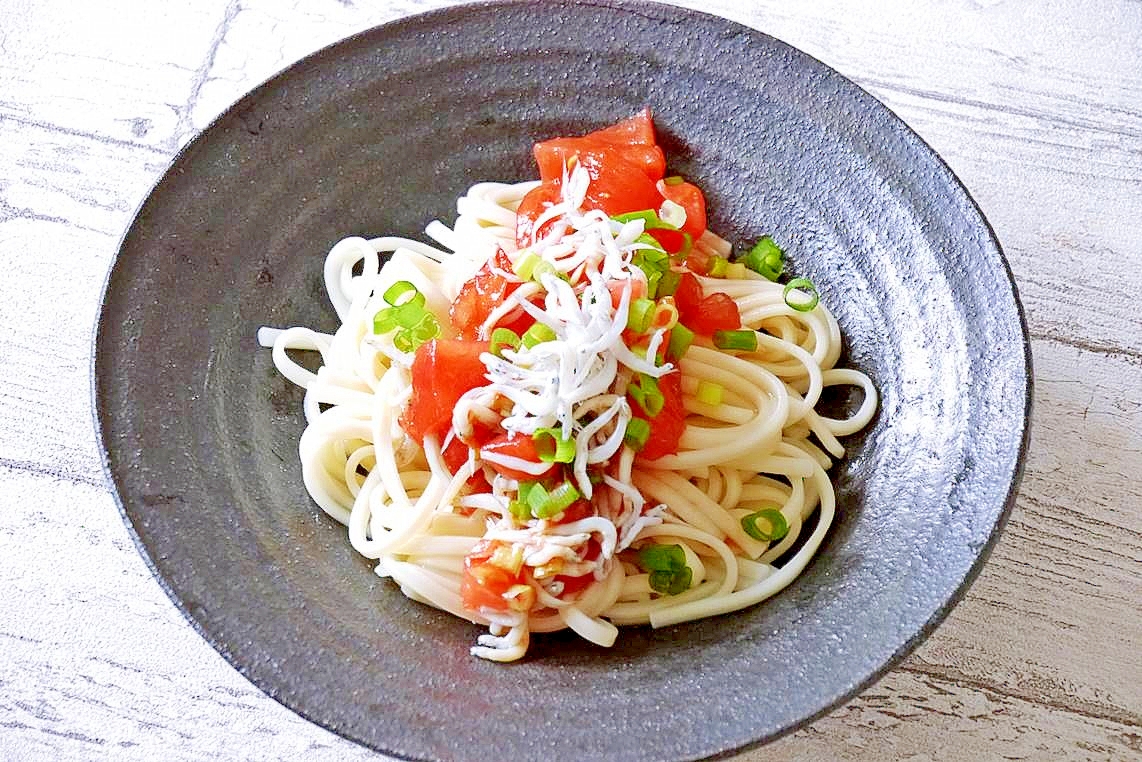 真っ赤な完熟トマトのガーリック風味な冷たいうどんの写真
