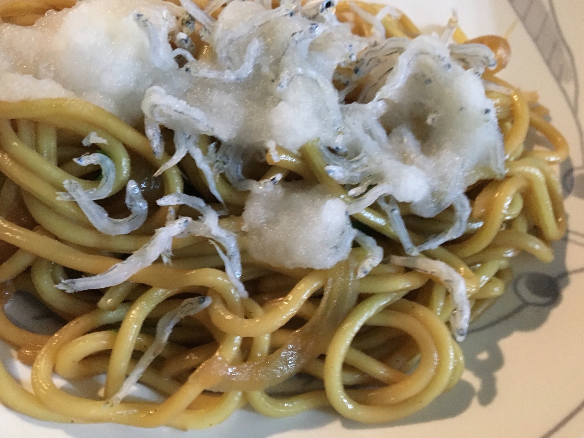ちりめんと大根おろしをふわっと乗せた玉ねぎ焼きそばの写真