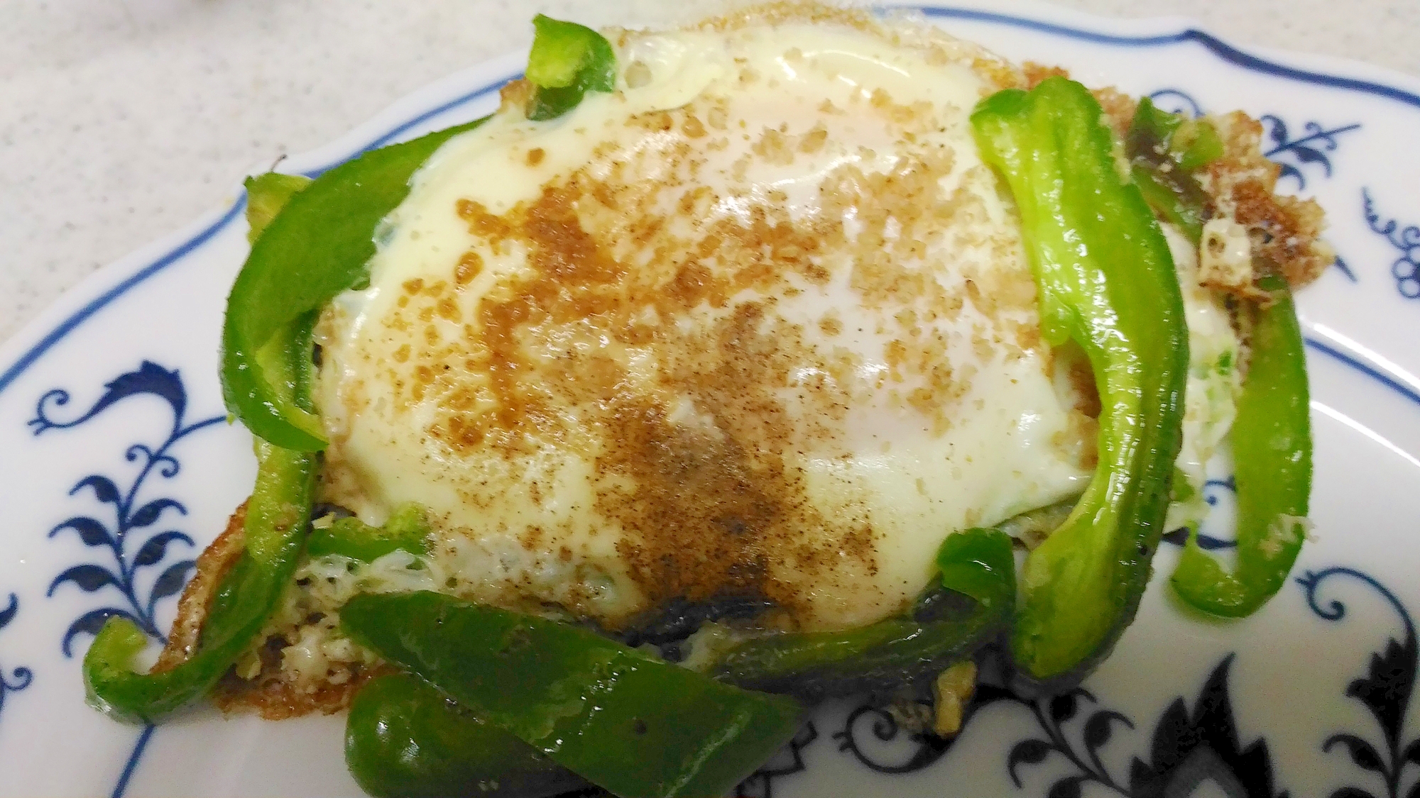 苦味を抑えたピーマンの目玉焼きの写真