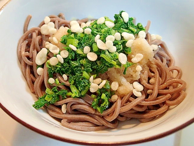 皮ごとおろし大根と大根の葉のさっぱり冷やし蕎麦の写真
