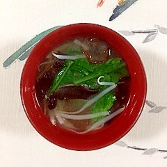 大根の葉、もやし、きくらげのお味噌汁の写真