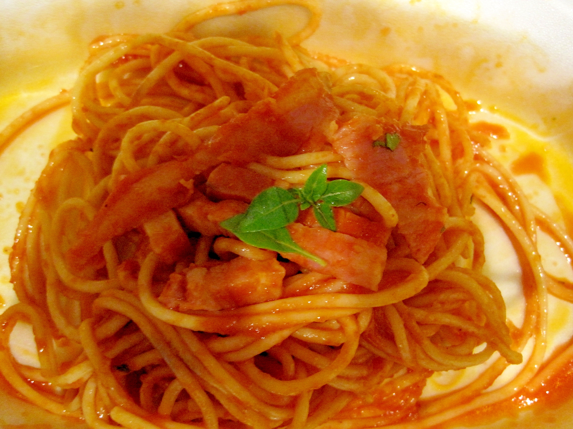 ベーコンとバジルのトマトパスタの写真