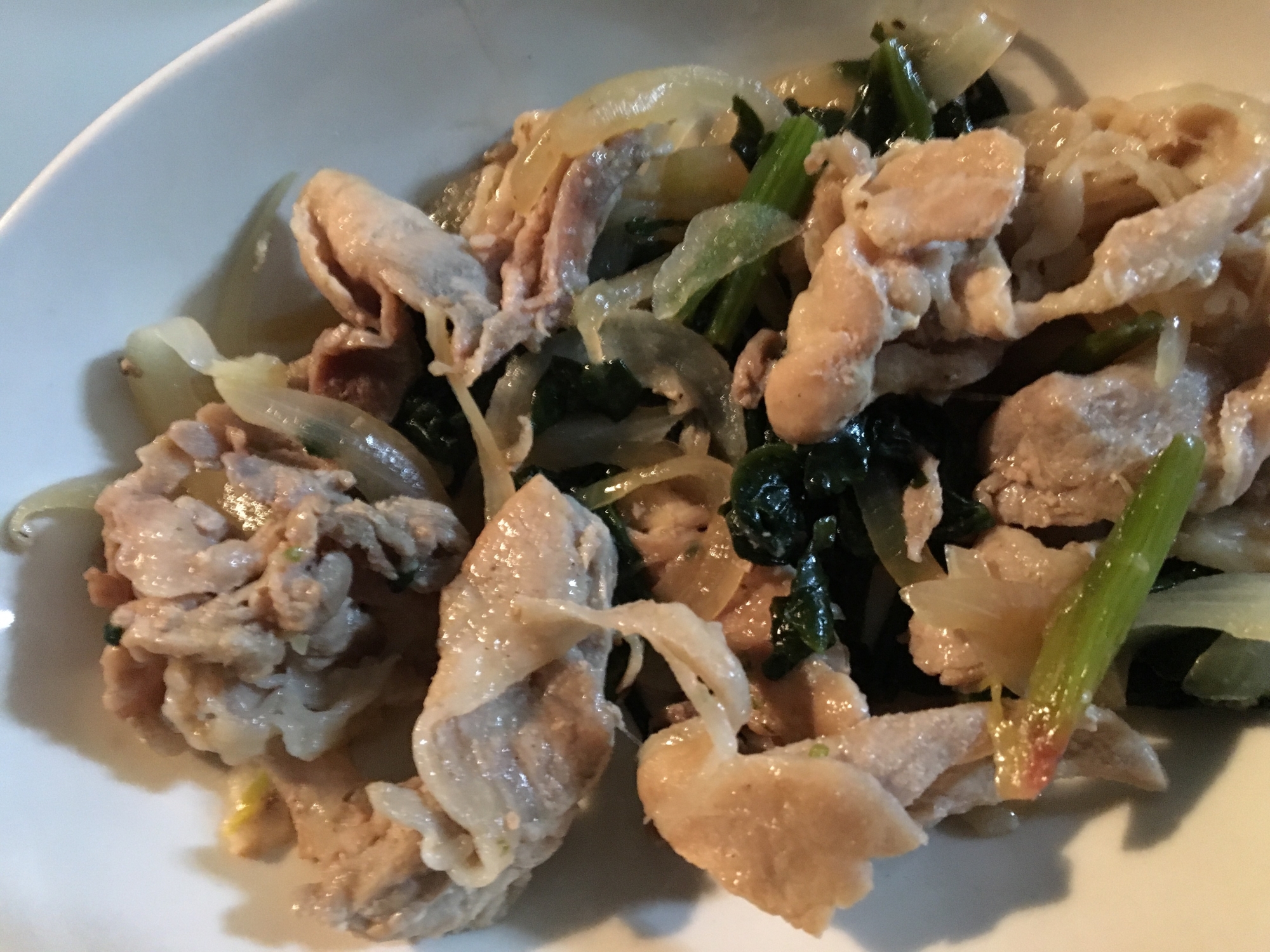 豚肉とほうれん草と玉ねぎの炒め物の写真