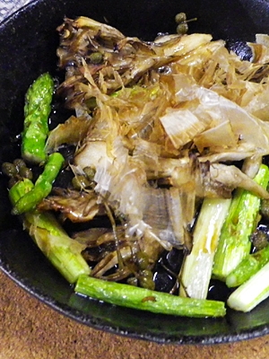 グリルパンで、焼きアスパラ舞茸のおかか実山椒醤油の写真