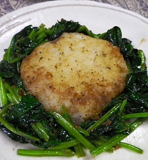 焼きマッシュポテトのホウレン草添えの写真