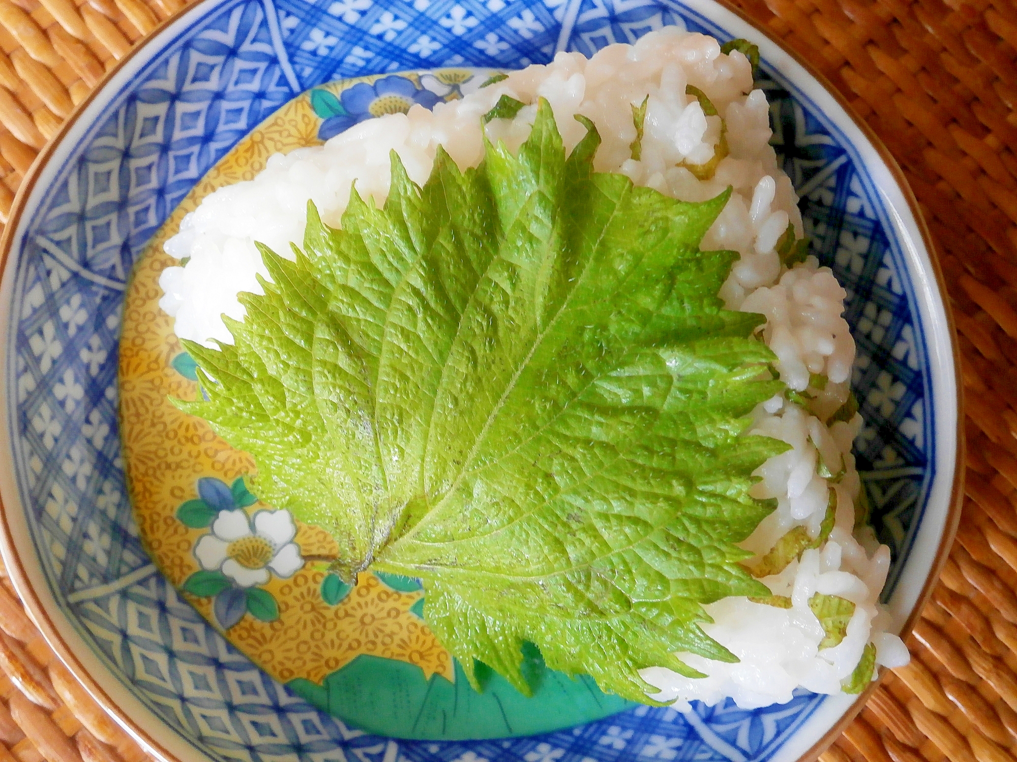 大葉とツナのおにぎりの写真