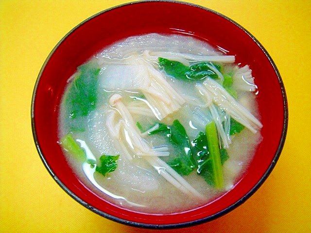 白菜とえのき大根の葉の味噌汁の写真