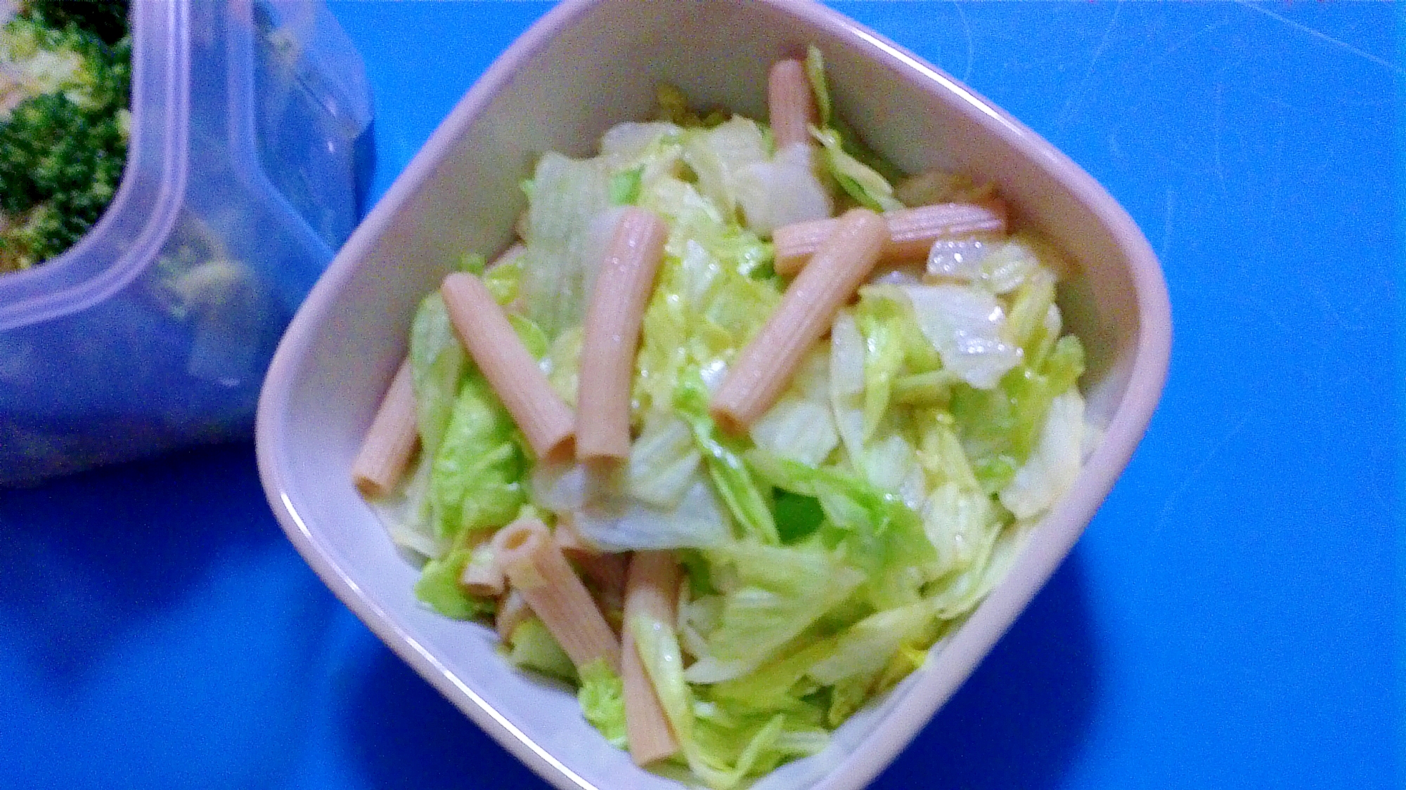 レタスとショートパスタのサラダの写真