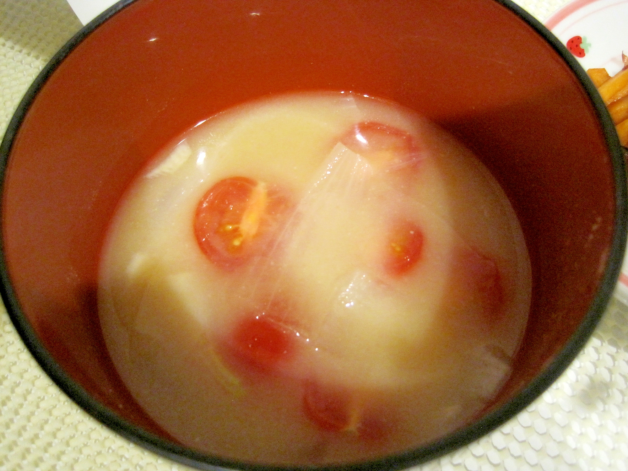 ミニトマトのお味噌汁の写真