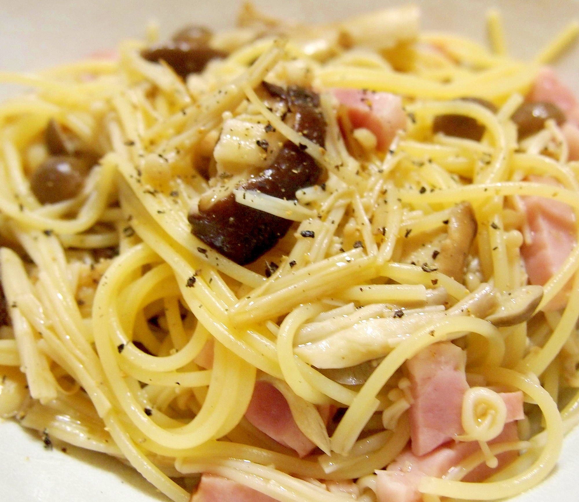 たっぷりきのことベーコンのクリームパスタの写真