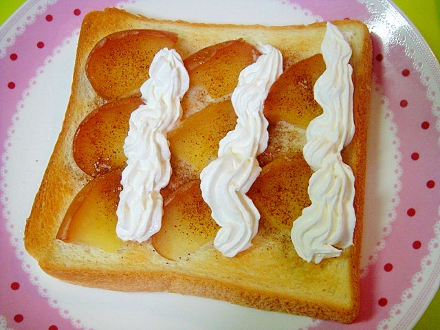 シナモン風味☆りんごとホイップのトーストの写真