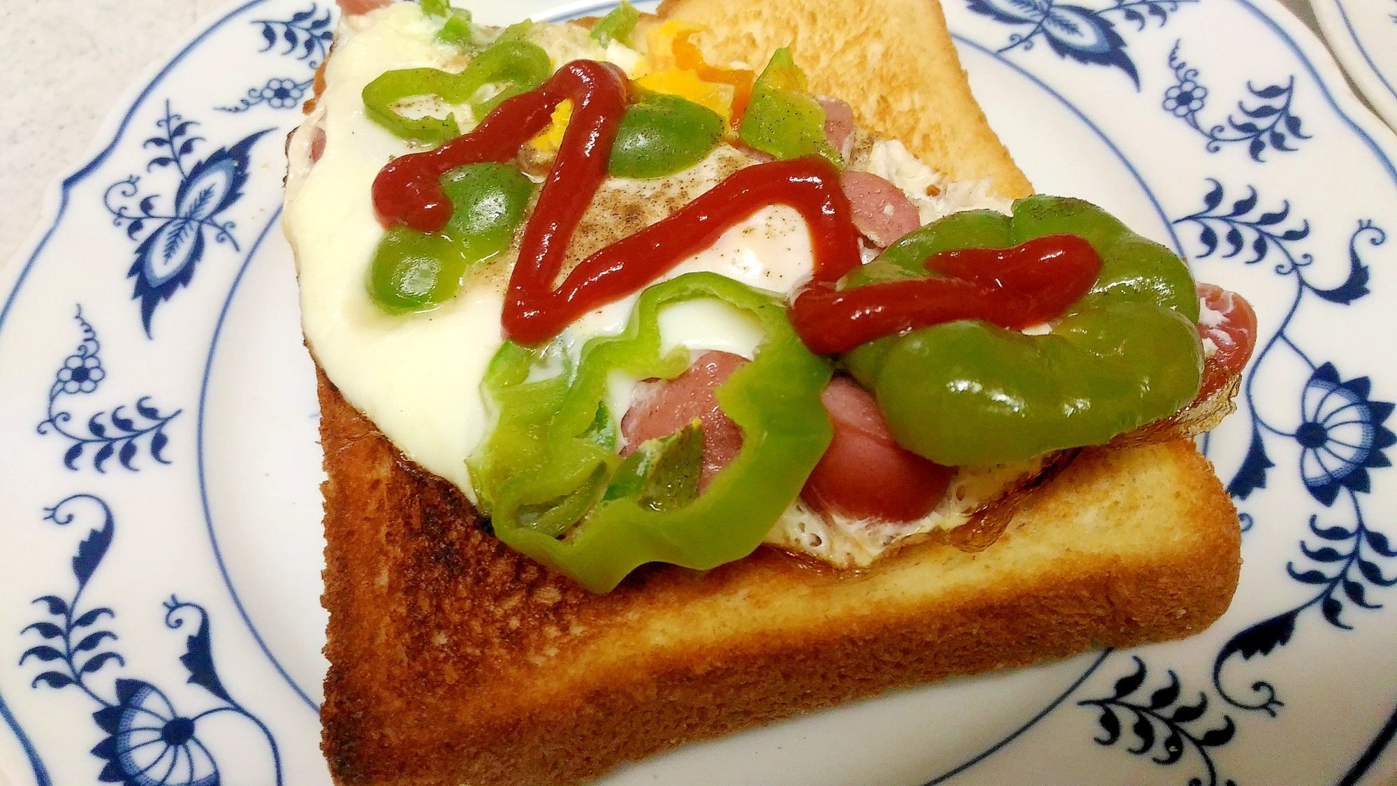 ピーマンと目玉焼きのオープンサンドの写真