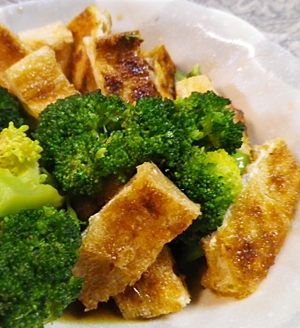焼きブロッコリー油揚げの辛子醤油あえの写真