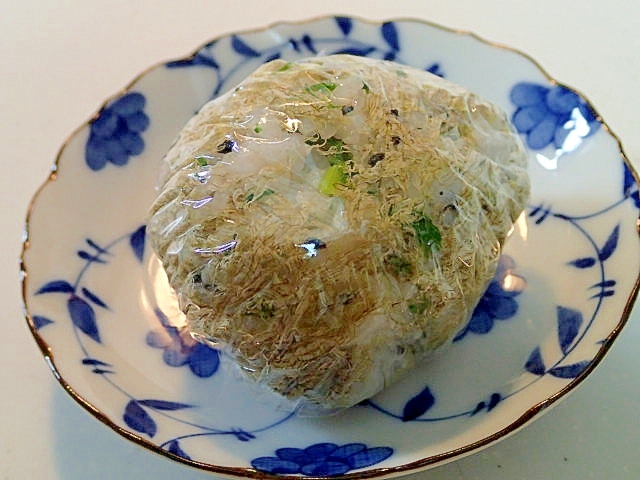 大根の葉と黒胡麻のとろろ昆布巻きおにぎりの写真