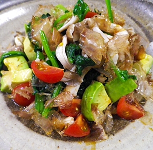 ホウレン草しめじアボカドトマトのおかかサラダの写真