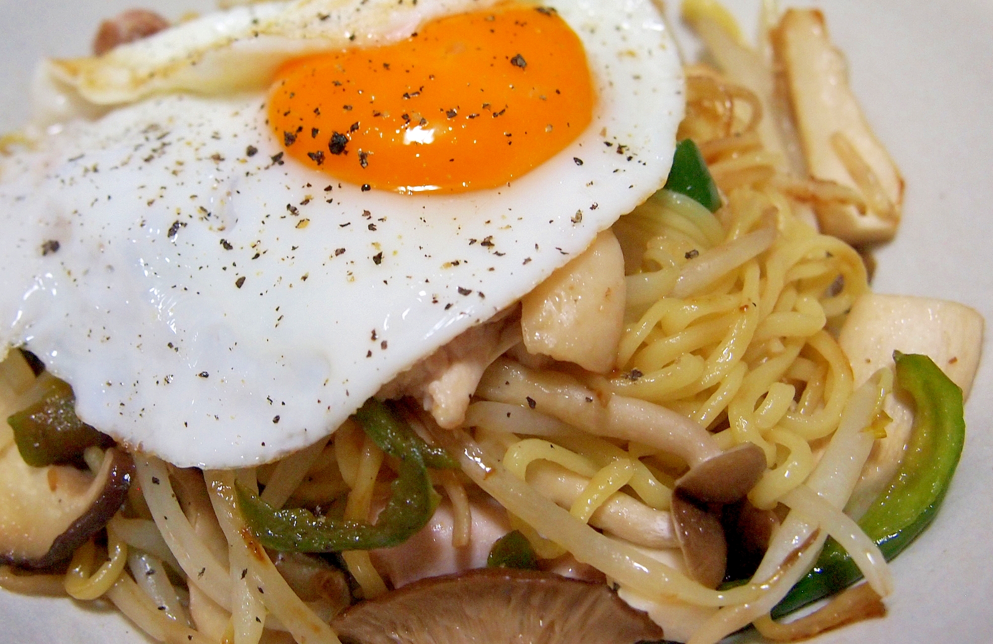 豚肉とピーマンときのこの焼きそば 目玉焼きのっけ お手軽レシピで作る Jaグループ