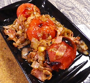 グリルパンで、焼きトマトの玉ねぎベーコンがけの写真