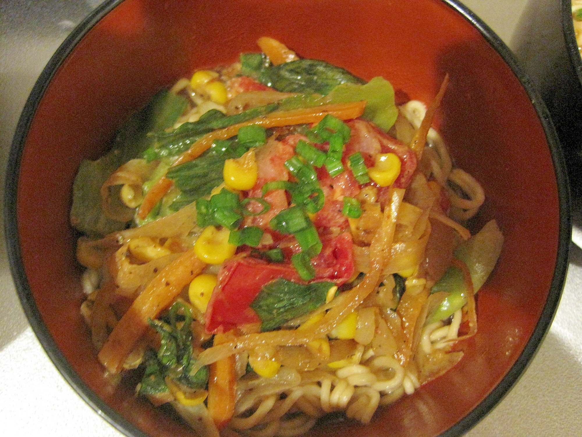 トマトとコーンの野菜たっぷりヘルシーラーメンの写真