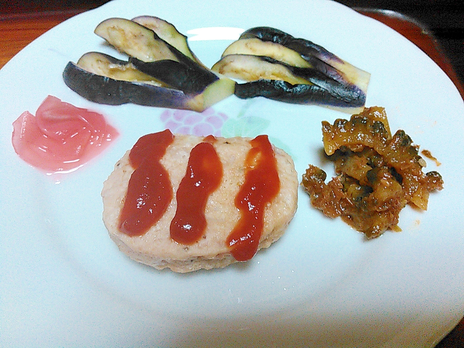 大豆はんぺんバーグとナスのレンジ蒸しプレートの写真