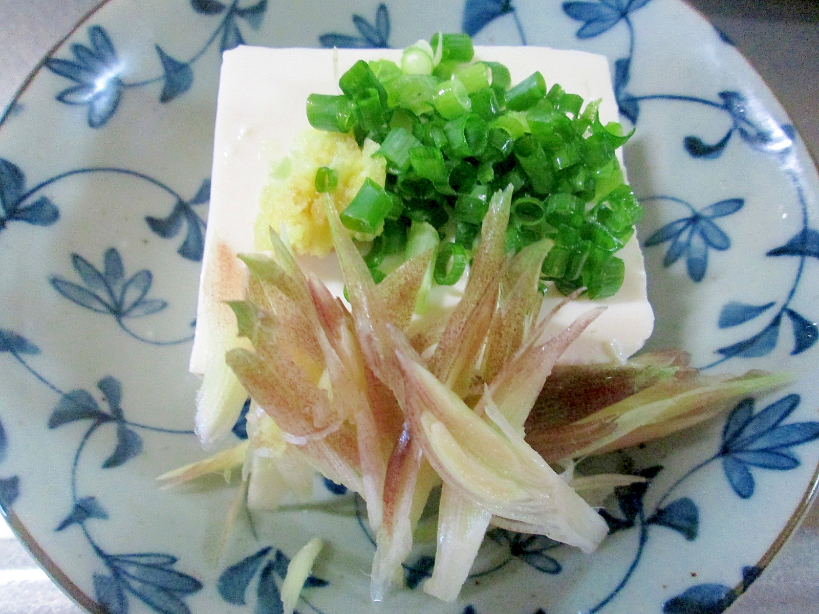 夏に美味しいみょうがの乗った冷ややっこの写真