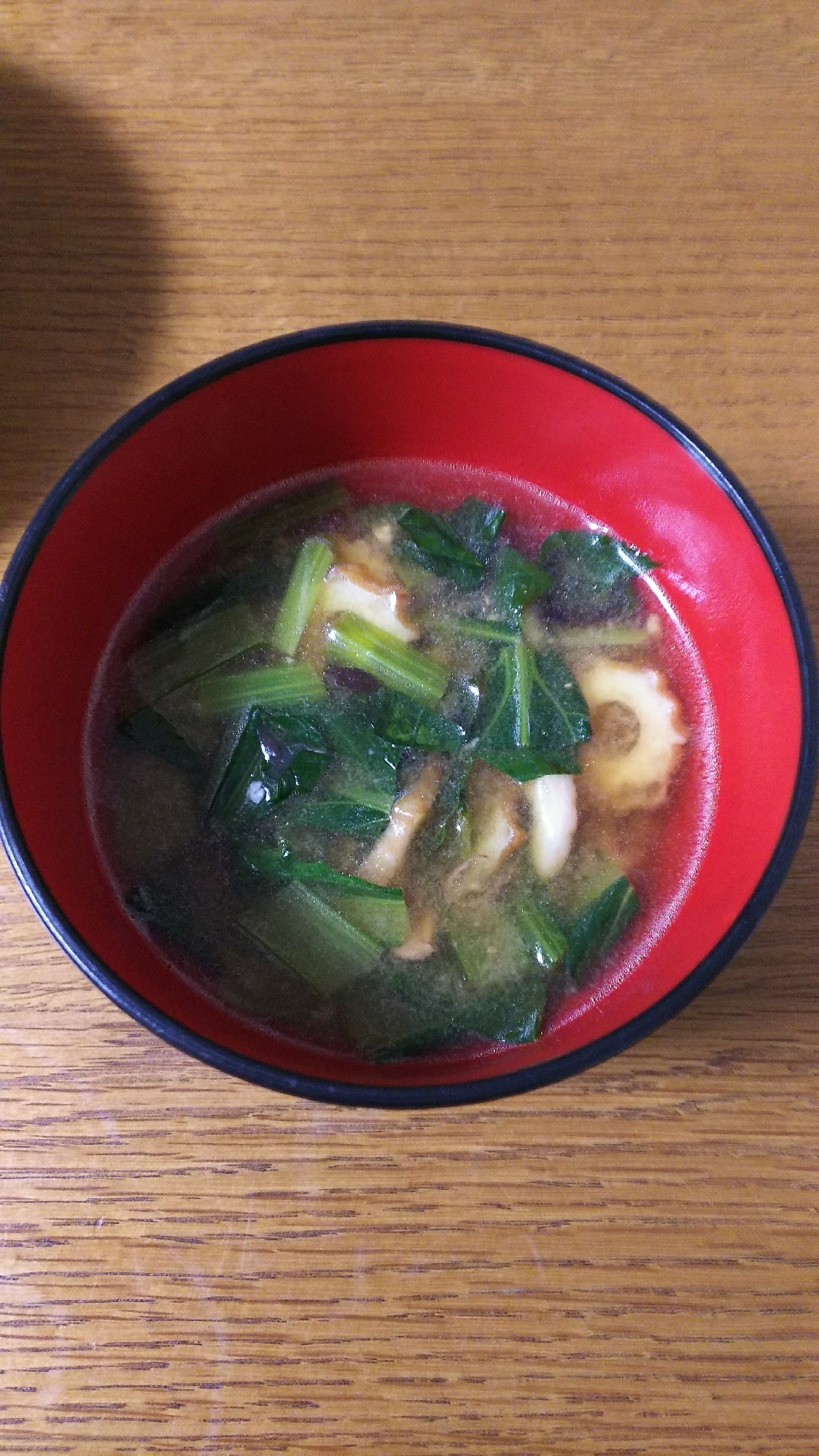 小松菜とちくわのお味噌汁の写真