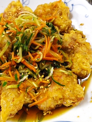 ふんわり揚げ鶏モモの野菜甘酢がけの写真